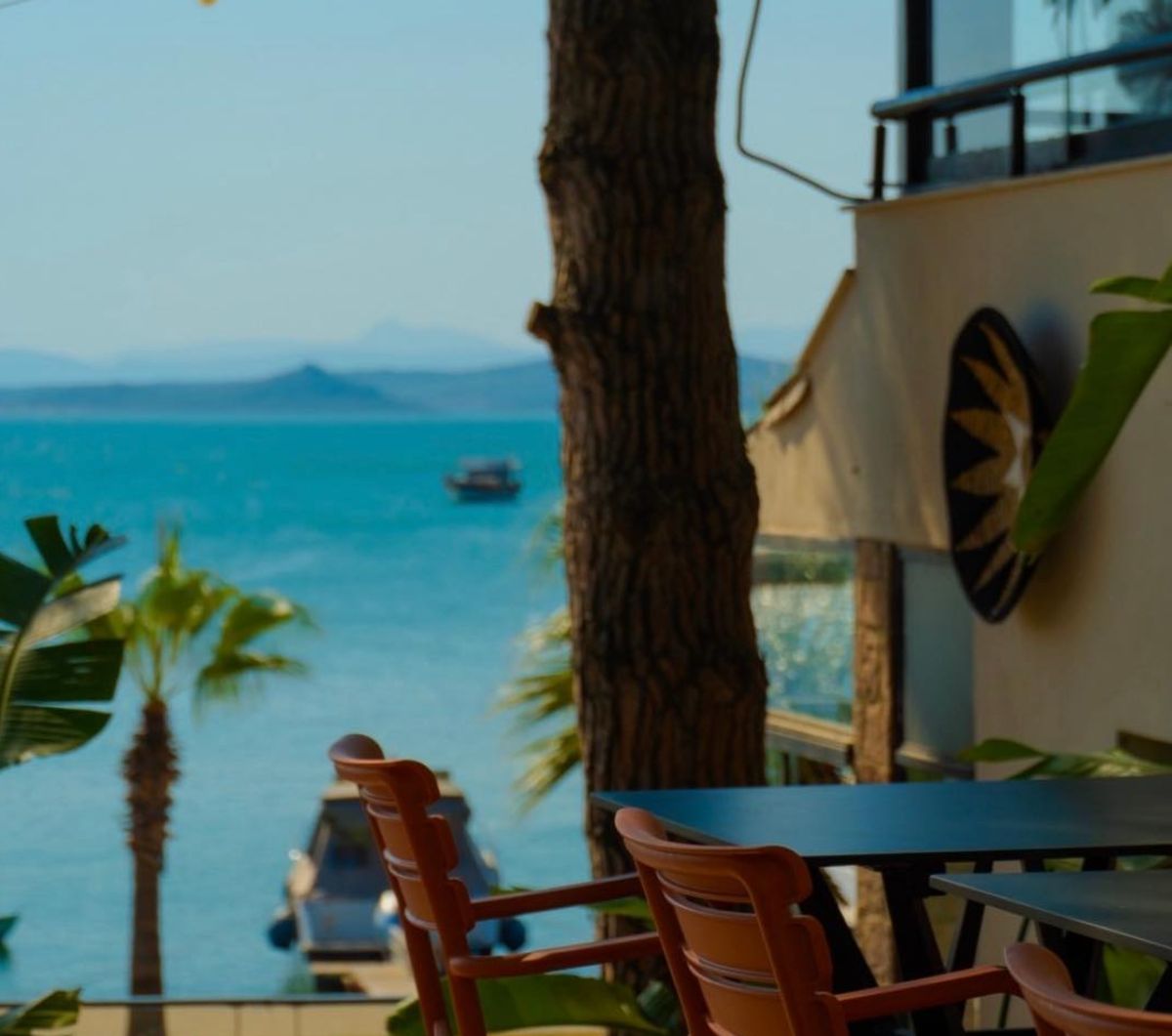 6/26 Ayvalık terasında masalar ve deniz manzarası